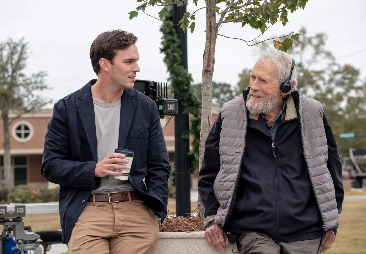 El actor Nicholas Hoult y el cineasta, durante el rodaje de la película. — (Warner bros.)