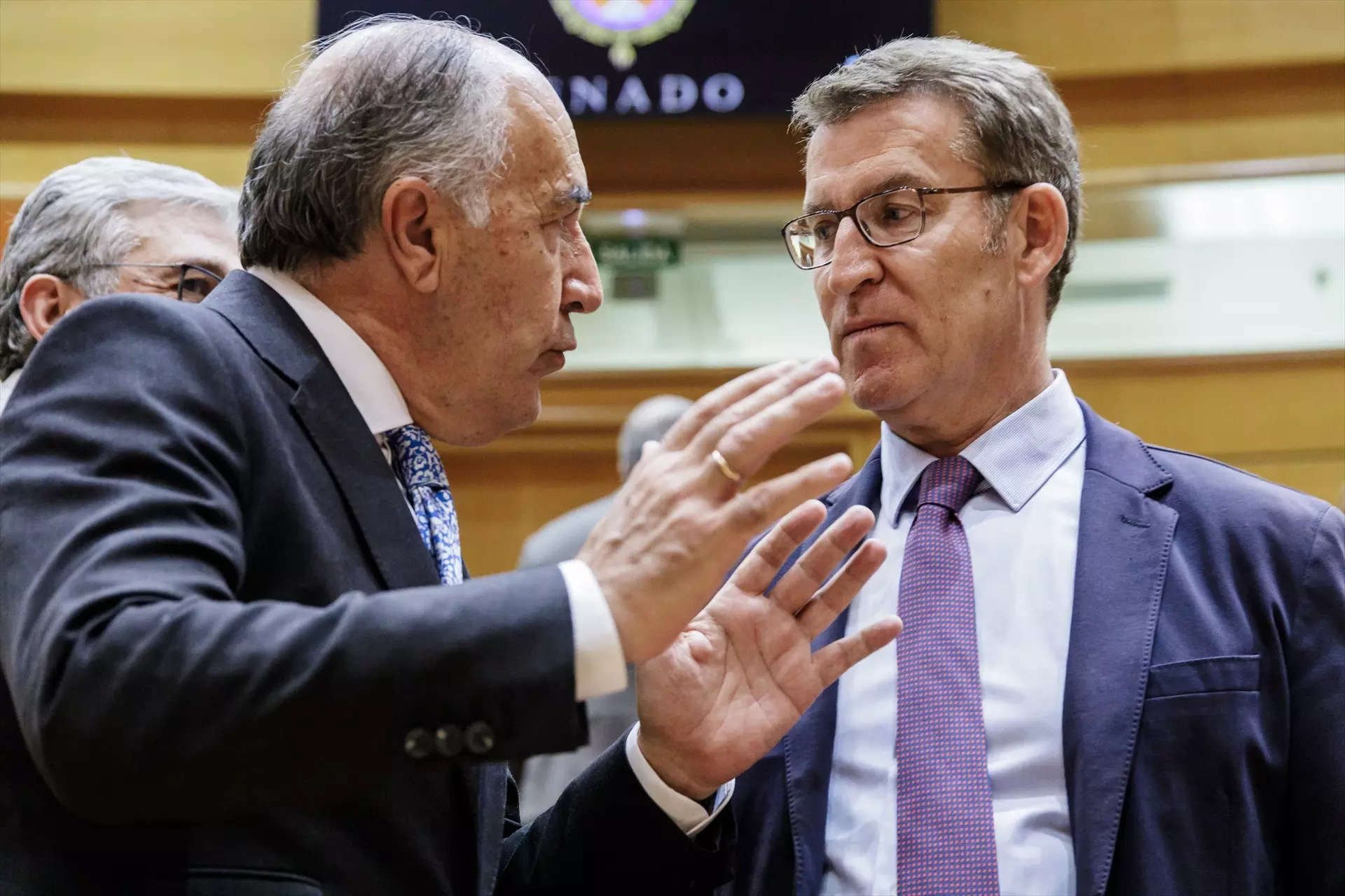 El senador del PP, José Ignacio Landaluce, y el presidente del Partido Popular, Alberto Núñez Feijóo. — Carlos Luján / Europa Press