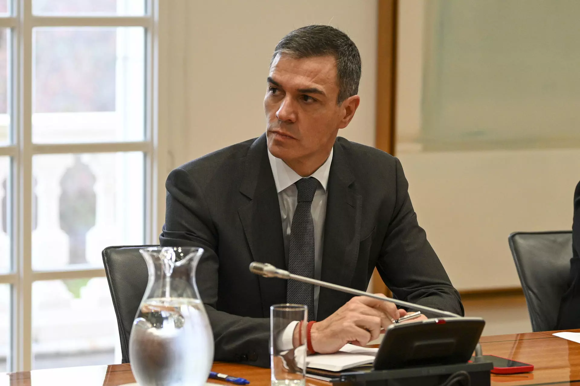 El presidente del Gobierno, Pedro Sánchez, preside el Comité de crisis para el seguimiento de los efectos de la DANA, este sábado en la Moncloa. — Borja Puig De La Bellacasa / EFE/Pool Moncloa