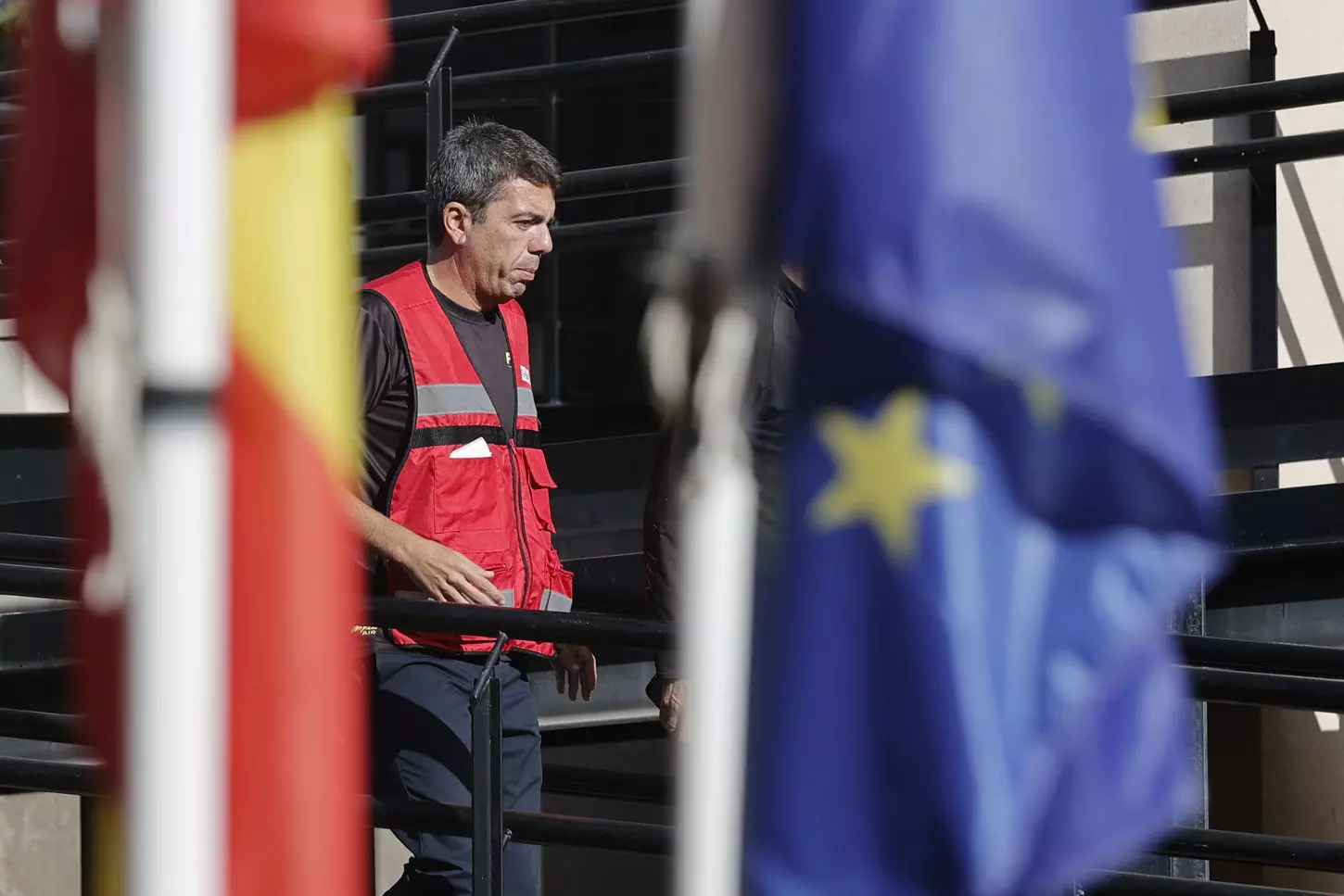 El president de la Generalitat, Carlos Mazón, en el Centro de Cooperación Operativo Integrado (CECOPI) en la localidad valenciana de L'Eliana. — Manuel Bruque / EFE