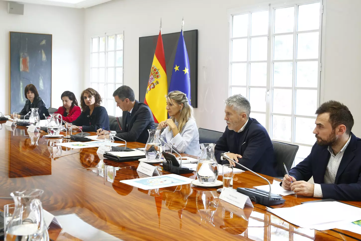 La vicepresidenta segunda y ministra de Trabajo, Yolanda Díaz, junto al presidente del Gobierno, Pedro Sánchez, y el resto de miembros del Comité de Crisis por la DANA. — Moncloa