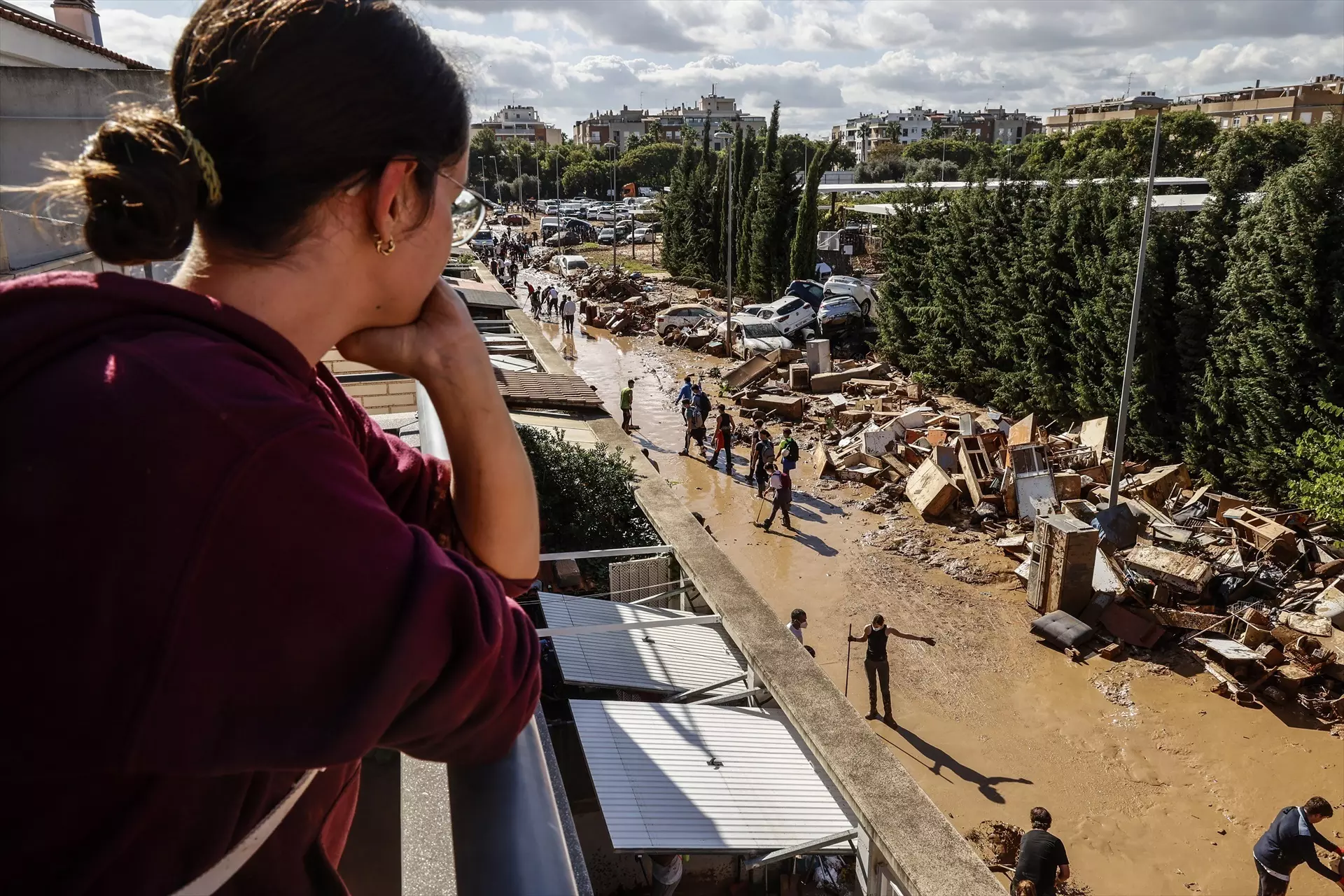 Decenas de voluntarios trabajan en Alfafar, València, para limpiar las calles tras la DANA. — Rober Solsona / Europa Press