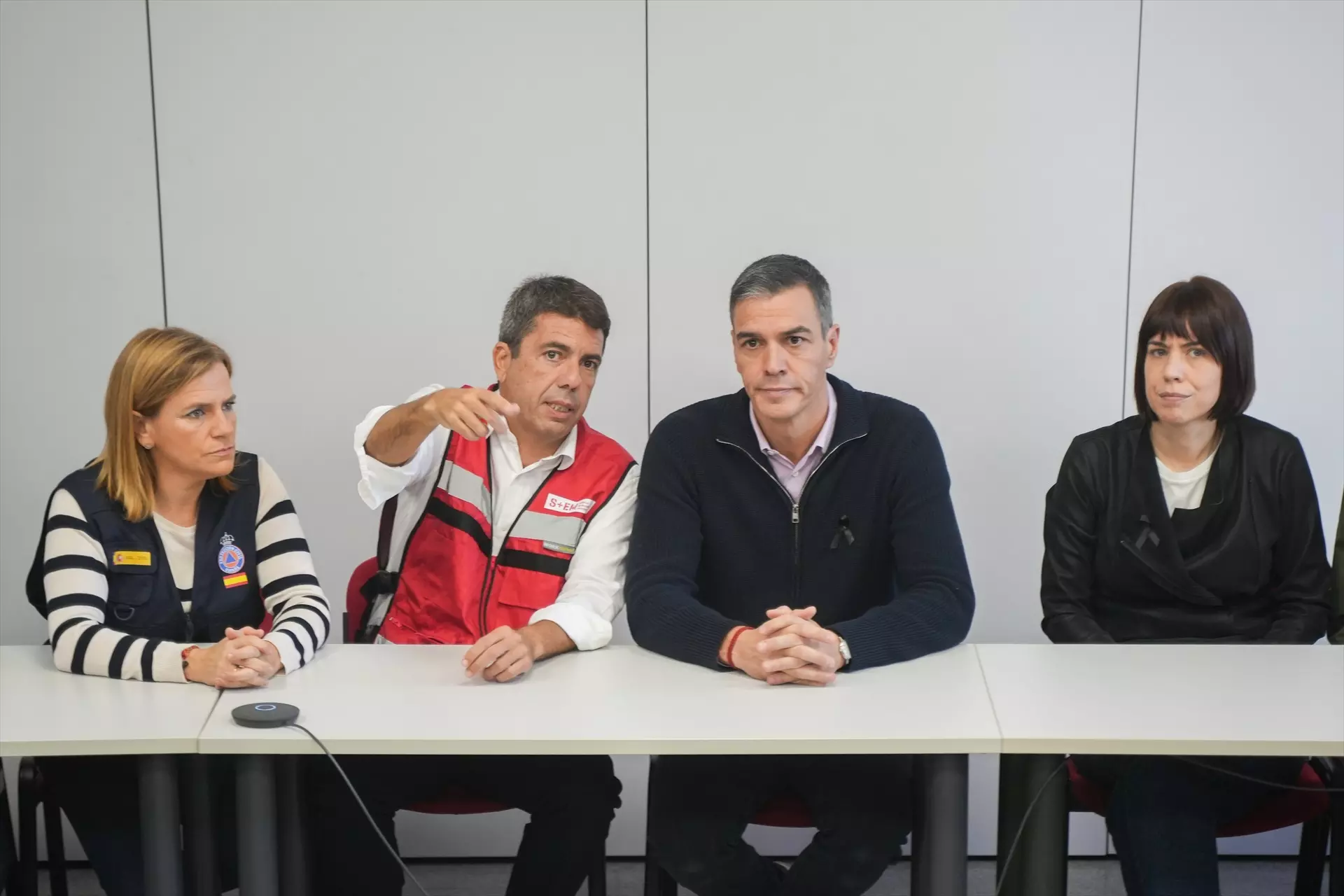 La delegada del Gobierno en la Comunitat Valenciana, Pilar Bernabé; el presidente de la Generalitat valenciana, Carlos Mazón; el presidente del Gobierno, Pedro Sánchez y la ministra de Ciencia e Innovación, Diana Morant, el pasado 31 de octubre. — Jorge Gil / EUROPA PRESS