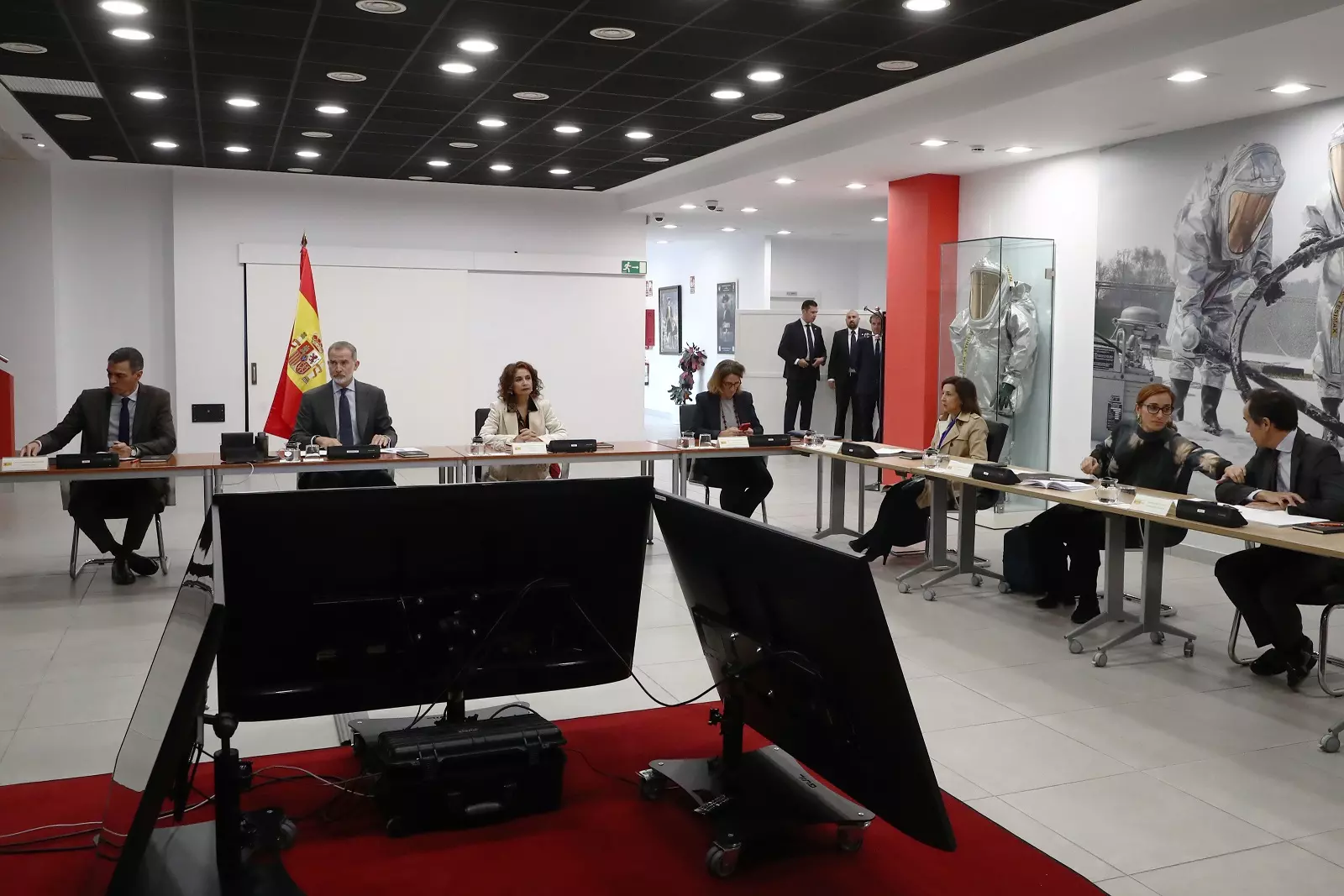 El presidente del Gobierno, Pedro Sánchez, en la reunión del Comité de crisis para el seguimiento de los efectos de la DANA, presidida por Felipe VI en el Cuartel General de la UME, en la Base Aérea de Torrejón. — Fernando Calvo / Pool Moncloa