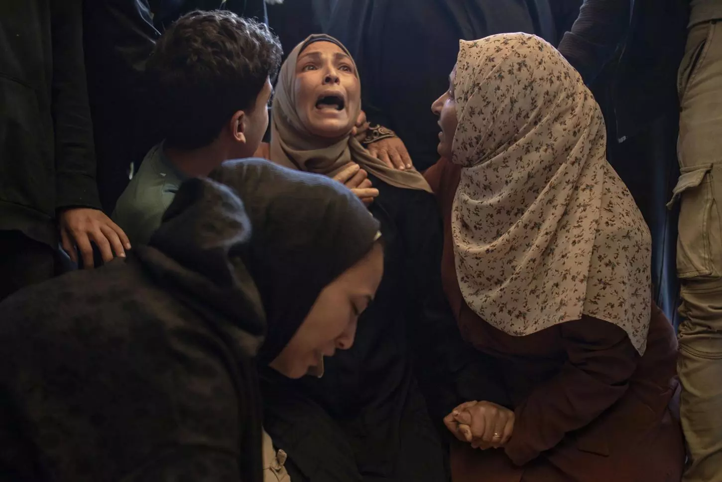 Familiares lloran junto a los cadáveres de sus seres queridos tras un ataque aéreo israelí que asesinó a ocho personas en Jan Yunis, sur de la Franja de Gaza, el 3 de noviembre de 2024. — Haitham Imad / EFE