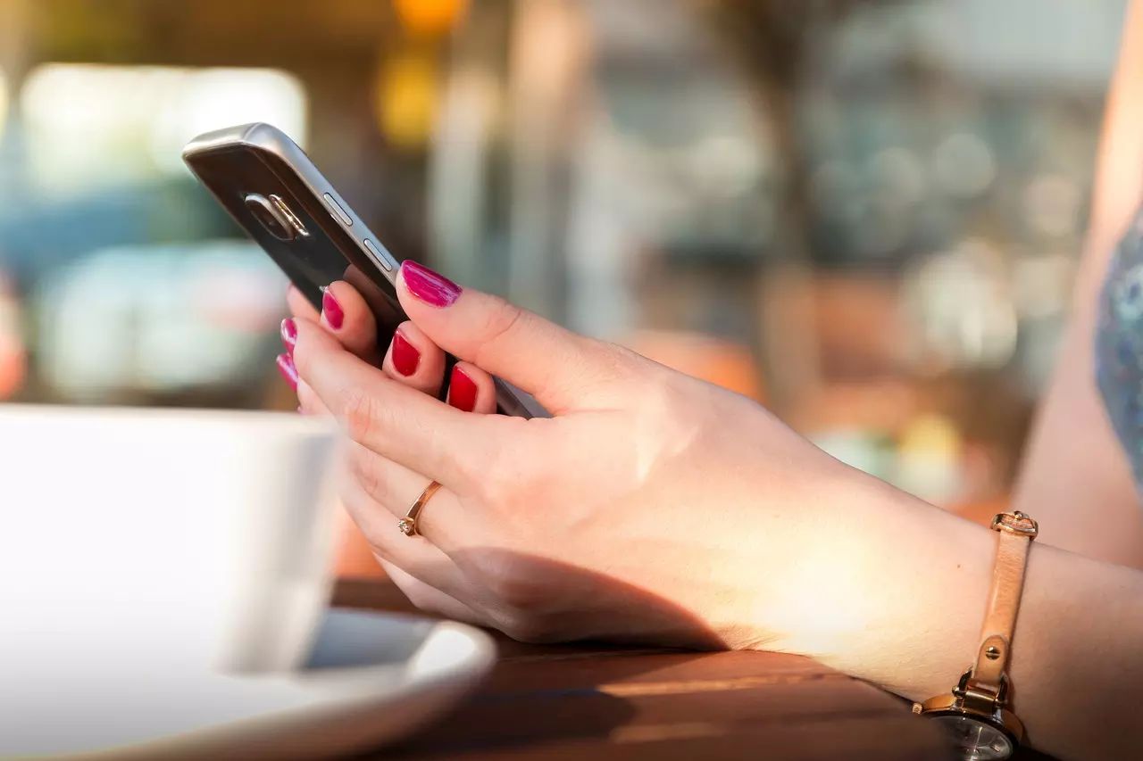 Una mujer utilizando un teléfono móvil, en ua imagen de archivo. — Pexels / Pixabay