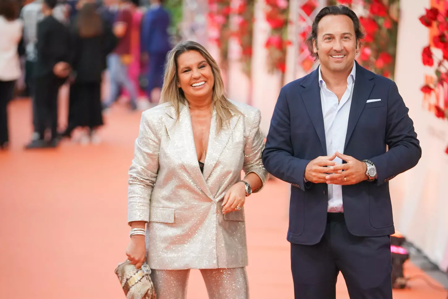 Los presentadores Carmen Porter e Iker Jiménez posan en la alfombra naranja de la XVI edición del FesTVa. — Iñaki Berasaluce / EUROPA PRESS