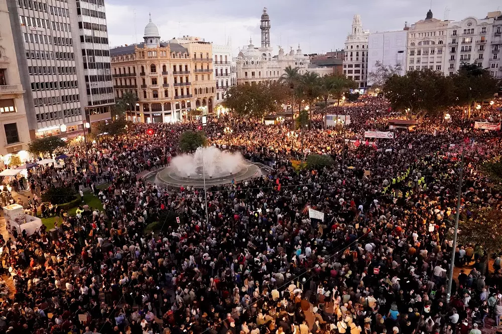 Miles de personas se manifiestan en València contra Mazón por su gestión de la DANA. — Ana Beltrán / Reuters