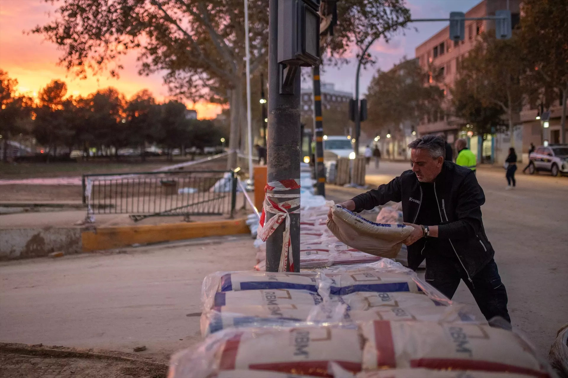 Varios operarios ponen sacos de arena para contener la nueva riada, a 12 de noviembre de 2024, en Aldaia, Valencia, Comunidad Valenciana (España). — Alejandro Martínez Vélez / Europa PRess