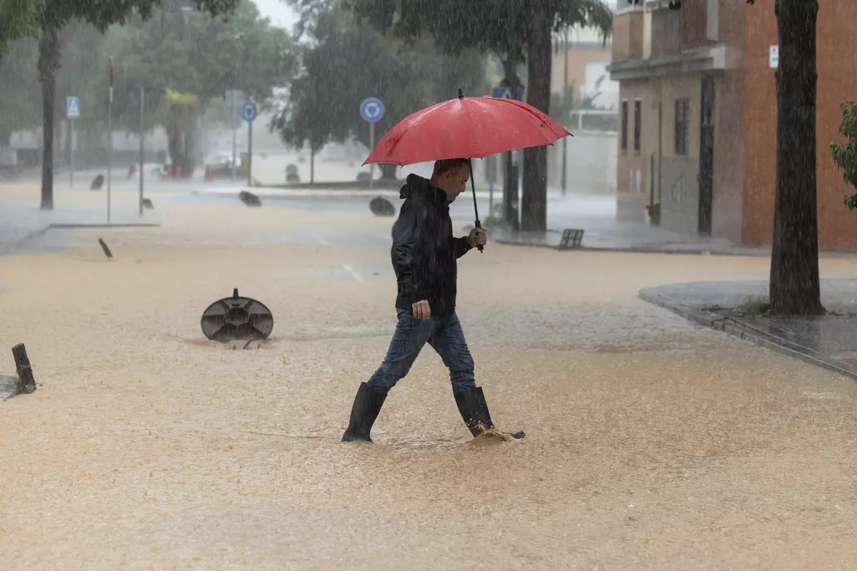 Un hombre camina por una calle en la barriada de Campanillas en Málaga este pasado martes. — Daniel Pérez / EFE