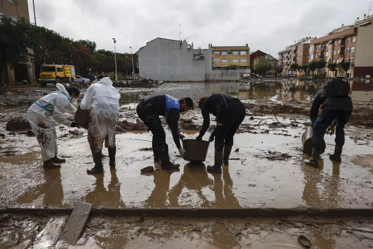 Un hombre camina por una calle en la barriada de Campanillas en Málaga este pasado martes. — Daniel Pérez / EFE