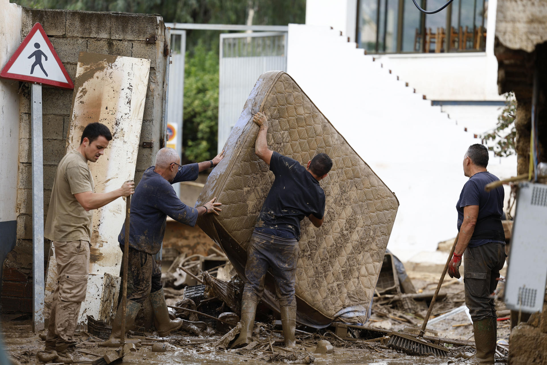 Un hombre camina por una calle en la barriada de Campanillas en Málaga este pasado martes. — Daniel Pérez / EFE