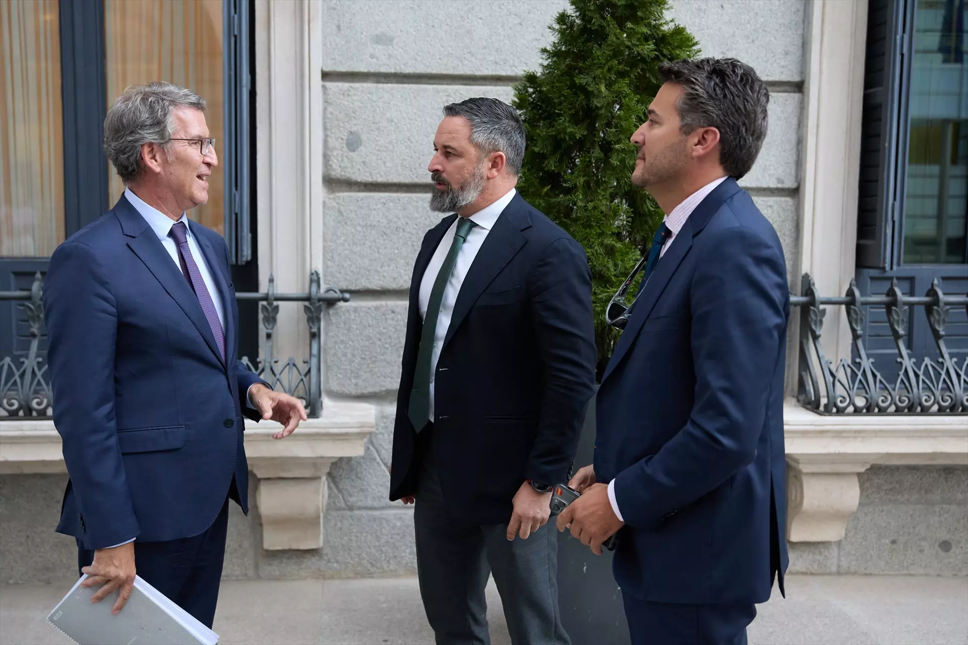 Feijóo y Abascal charlan en el patio del Congreso en el descanso de un pleno el 9 de septiembre. — Jesús Hellín / Europa Press