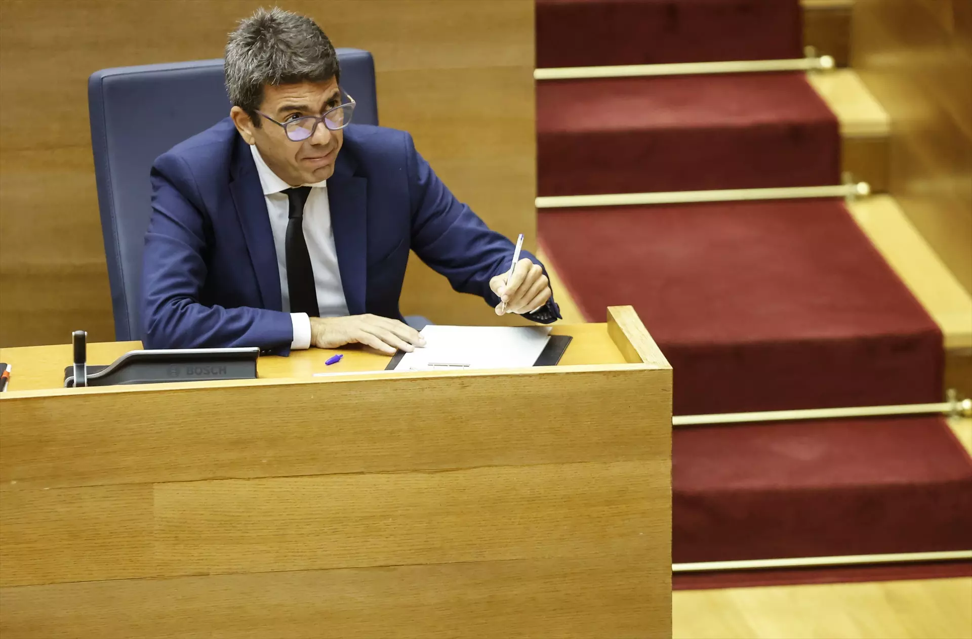 El presidente de la Generalitat, Carlos Mazón, durante el pleno de este viernes en Les Cortes Valencianes. — Rober Solsona / Europa Press