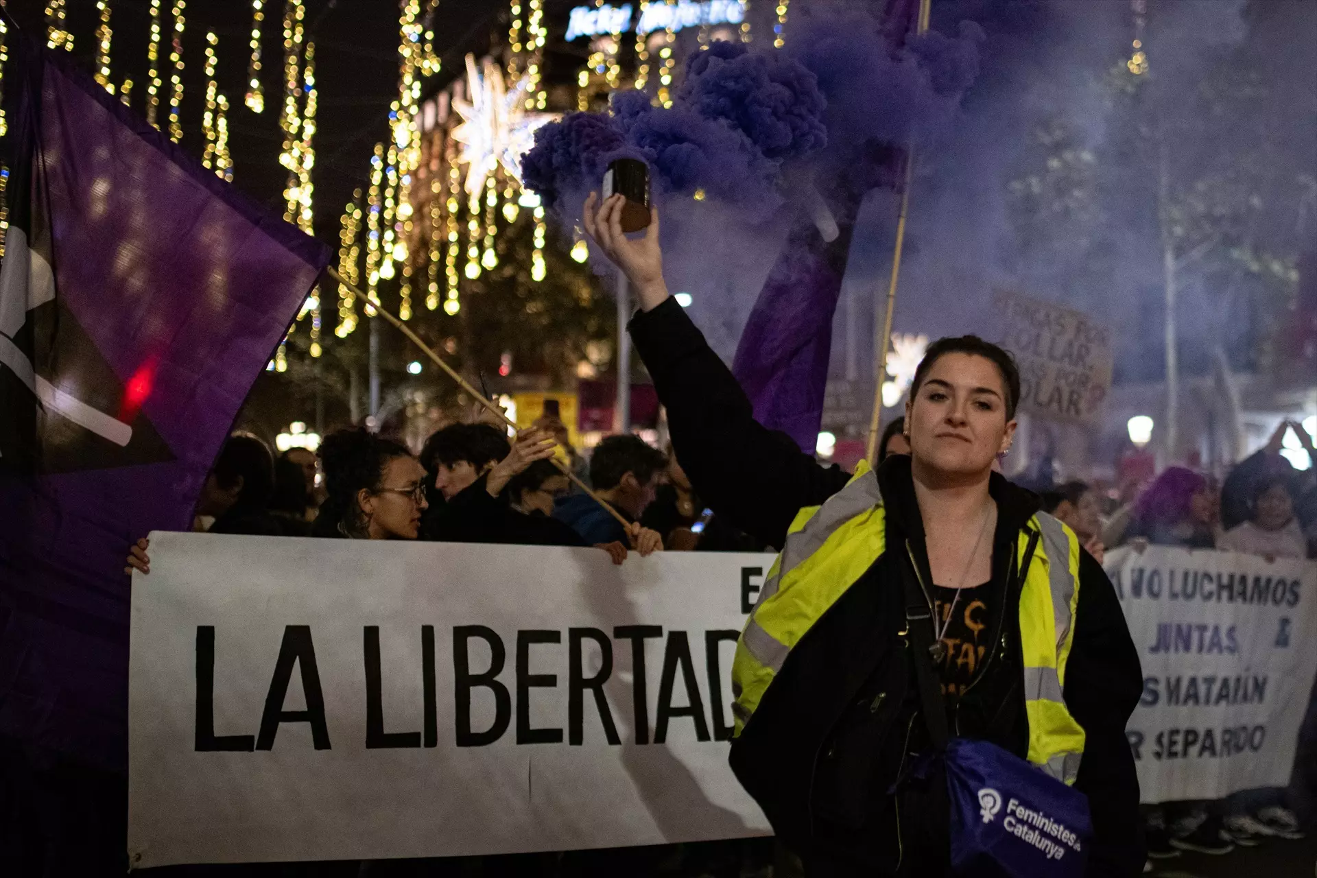 Una mujer con un bote de humo morado, durante una manifestación por el 25N en Barcelona. — Lorena Sopêna / Europa Press