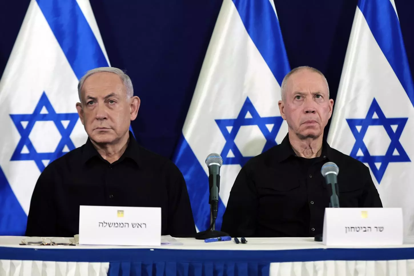 El Primer Ministro de Israel, Benjamín Netanyahu (izq.), y el Ministro de Defensa, Yoav Gallant (der.), pronuncian una conferencia de prensa en la base militar de Kirya, en Tel Aviv, Israel. — ABIR SULTAN / EFE/EPA