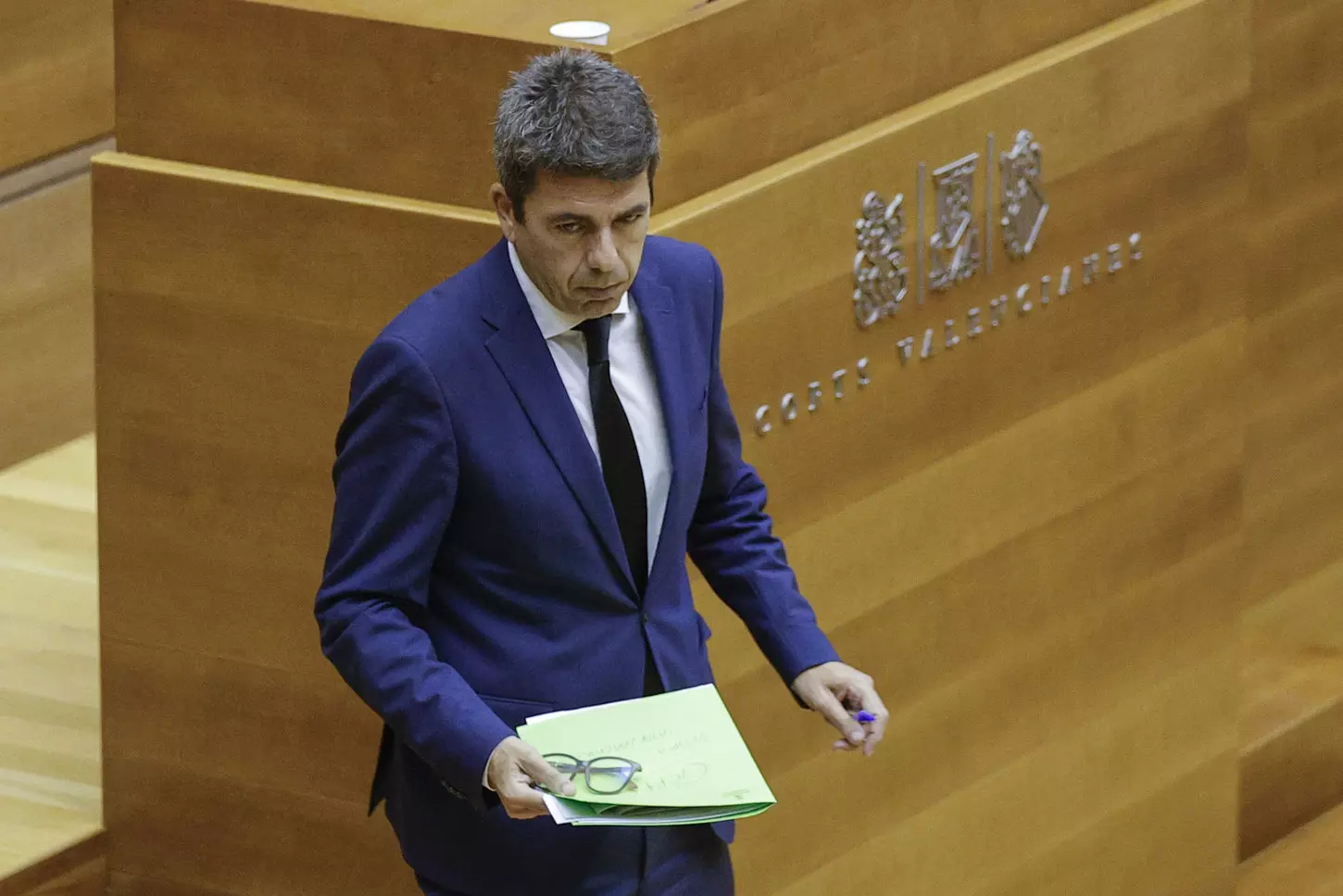 El president de la Generalitat, Carlos Mazón, durante el pleno de este viernes en Les Corts Valencianes. — Manuel Bruque / EFE