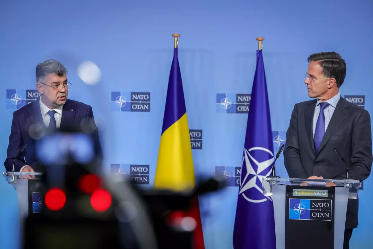 Marcel Ciolacu, primer ministro de Rumanía, y Mark Rutte, secretario general de la OTAN, durante su entrevista este lunes en Bruselas. — Olivier Matthys / EFE | EPA