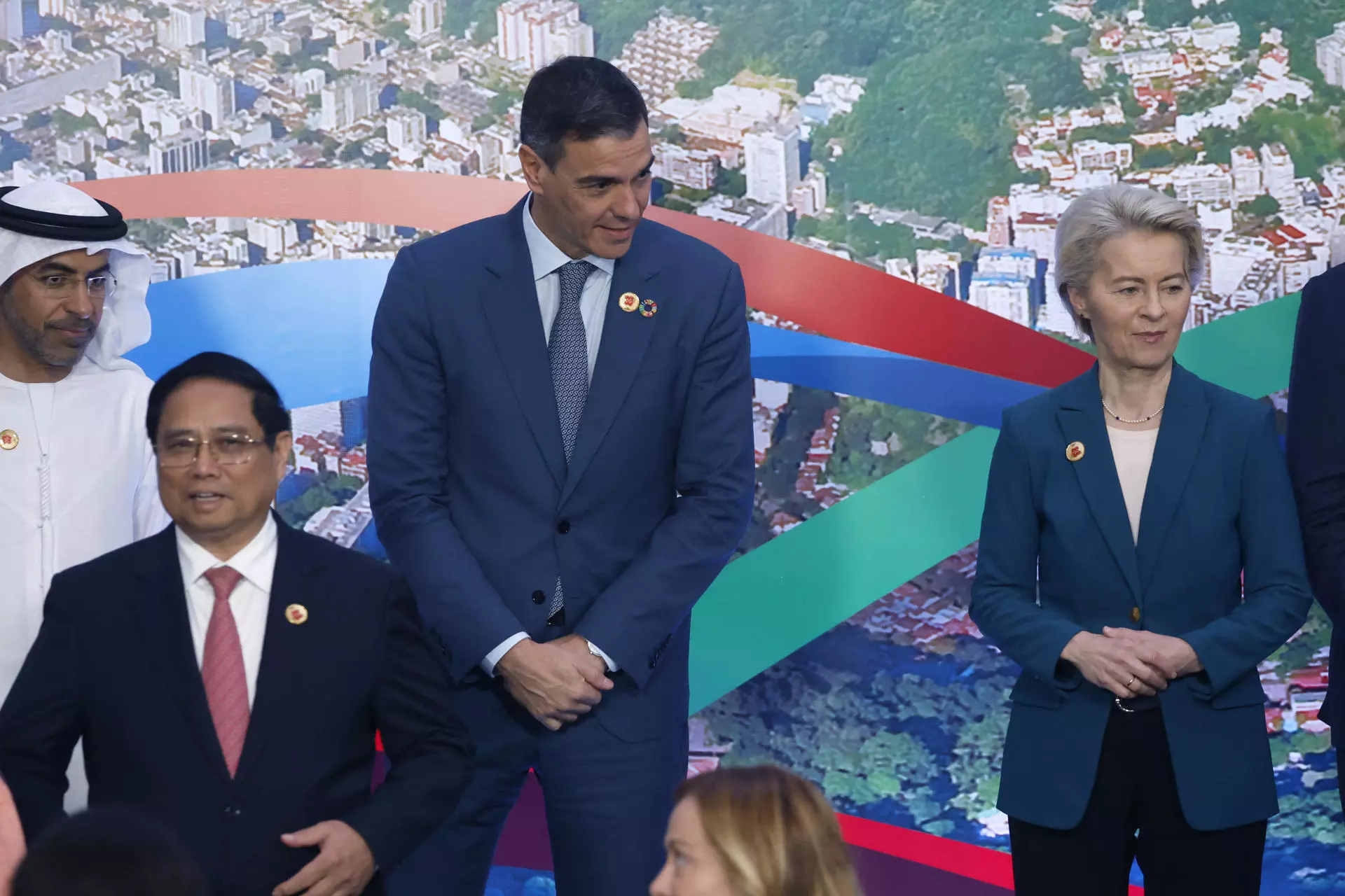 El presidente del Gobierno de España Pedro Sánchez (c) y la presidenta de la Comisión Europea Ursula von der Leyen (d), participan en la fotografía oficial al cierre del segundo día de la Cumbre de jefes de Estado del G20, este martes en Río de Janeiro. — Antonio Lacerda / EFE