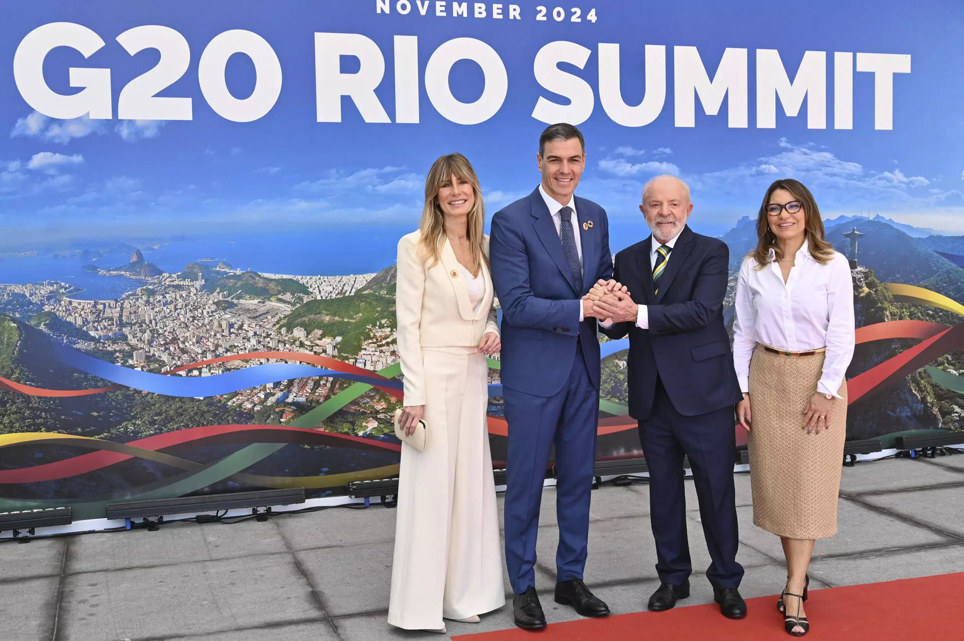 Los presidentes de España, Pedro Sánchez (2i) y de Brasil, Luiz Inacio Lula da Silva, acompañados por sus mujeres, Begoña Gómez (i) y Rosangela Silva, durante su encuentro en la Cumbre de jefes de Estado y de Gobierno del G20. — Borja Puig de la Bellacasa / Moncloa