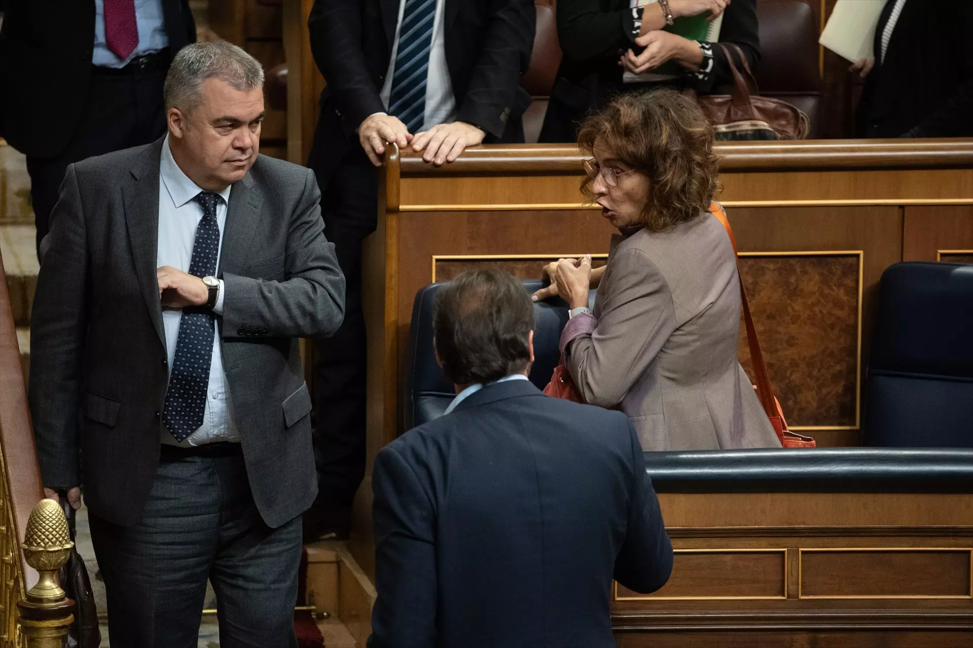 María Jesús Montero, vicepresidenta primera del Gobierno y ministra de Hacienda, habla con Santos Cerdán, secretario de Organización del PSOE y con Óscar Puente, ministro de Transportes. — Alejandro Martínez Vélez / Europa Press