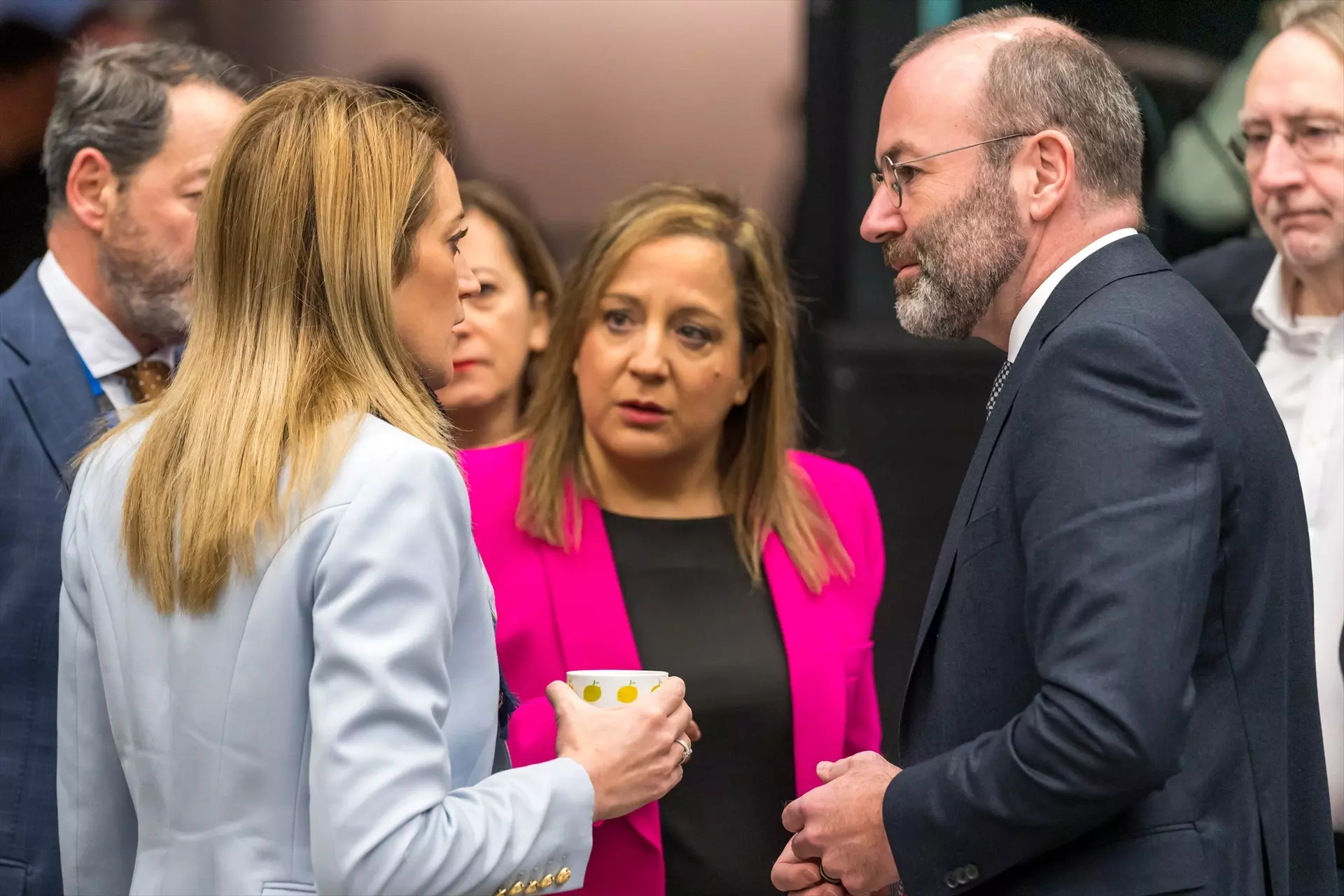 La presidenta del Parlamento Europeo, Roberta Metsola, habla con la presidenta del S&D, Iratxe García Pérez, y el presidente del PP Europeo, Manfred Weber, en  diciembre de 2022. — Daina Le Lardic / EP