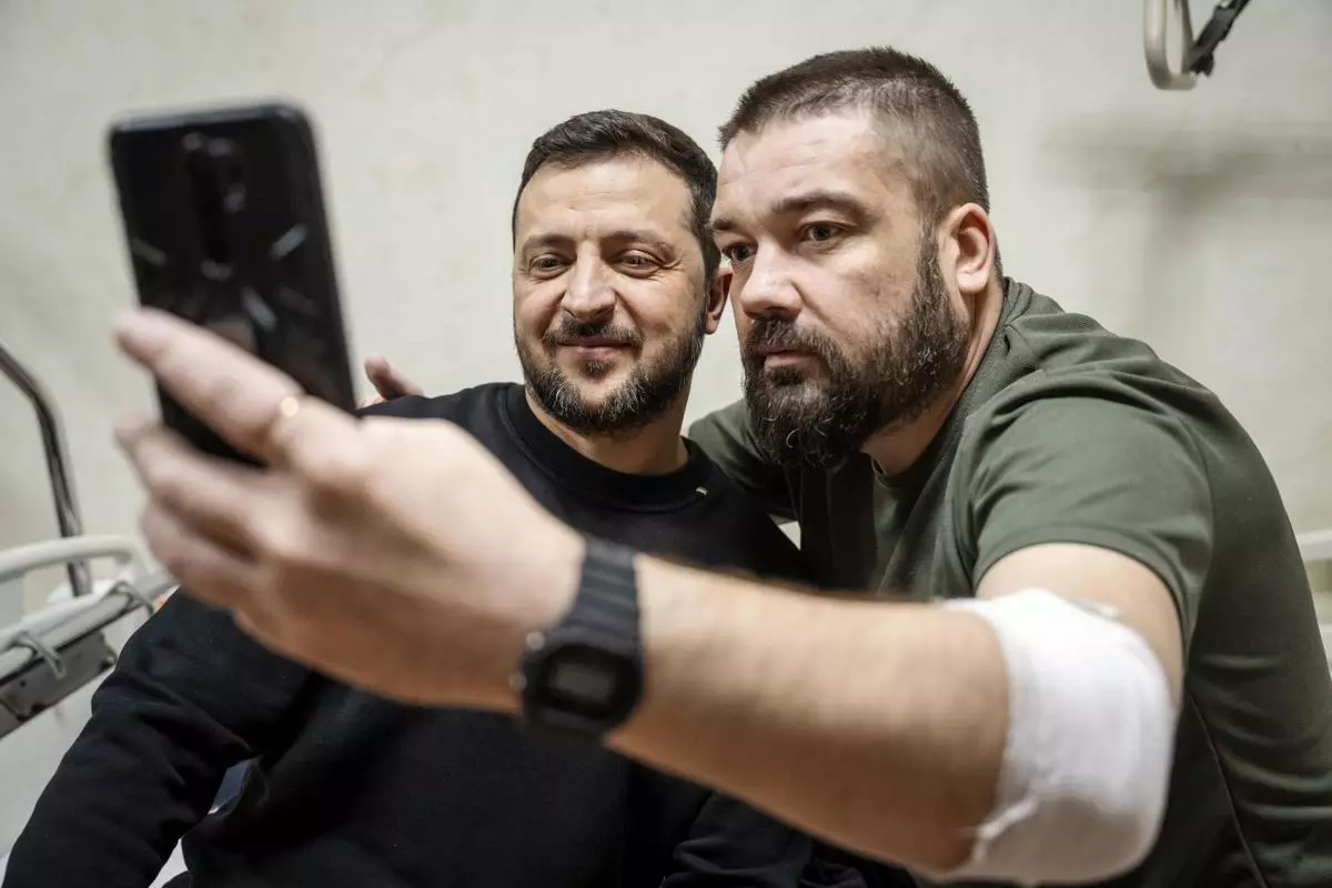 Volodímir Zelenski, presidente de Ucrania, se hace un 'selfie' con un soldado herido este miércoles en un hospital de Kiev. — EFE | EPA