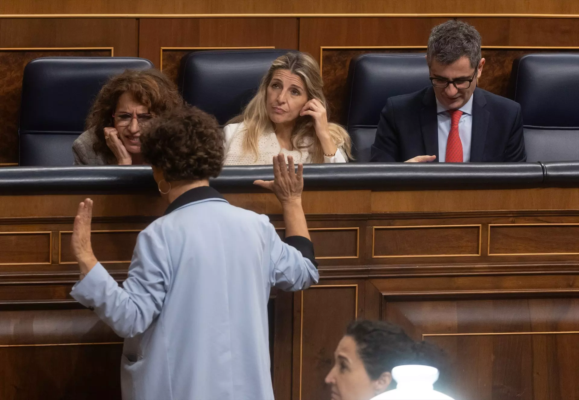 María Jesús Montero, ministra de Hacienda, habla con Pilar Vallugera, diputada de Esquerra Republicana. — Eduardo Parra / Europa Press