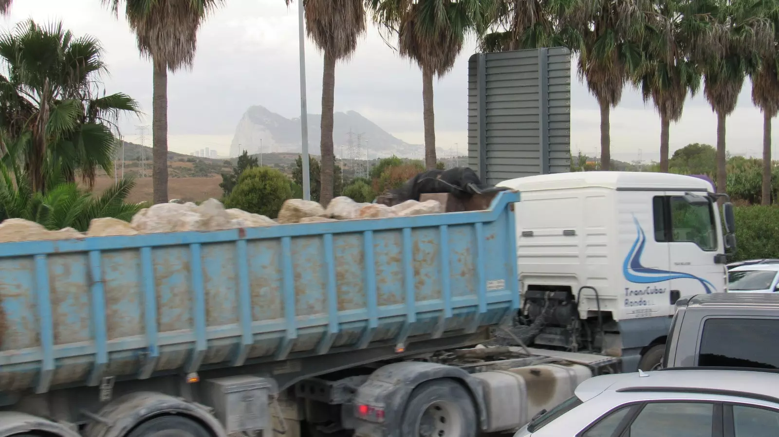 Un camión transporta las piedras de la cantera de Málaga para el relleno urbanístico en la costa oriental de Gibraltar. — Cedida por Verdemar