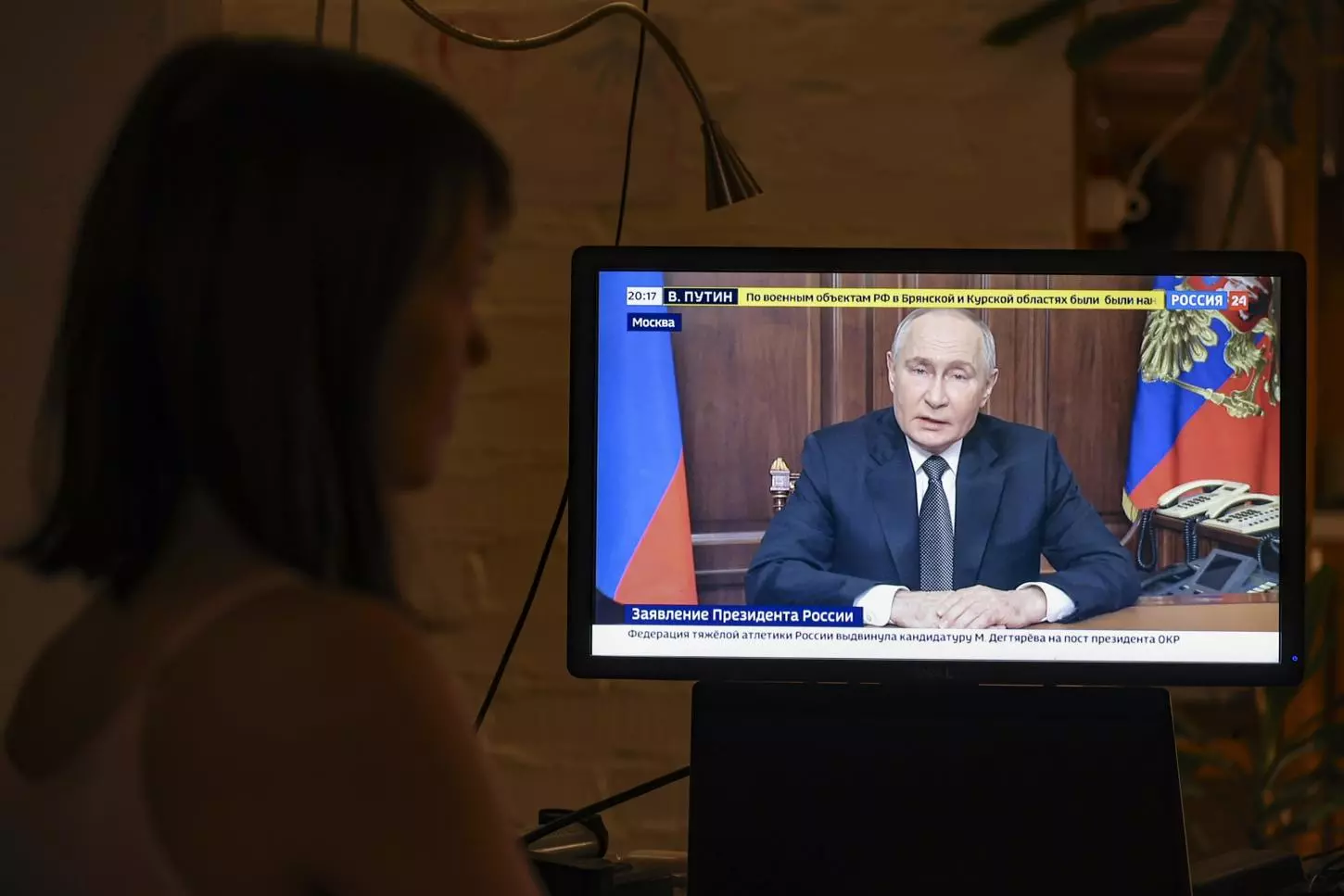 Una mujer mira un discurso televisado del presidente ruso Vladimir Putin, en Moscú, Rusia. — SERGEI ILNITSKY / EFE/EPA