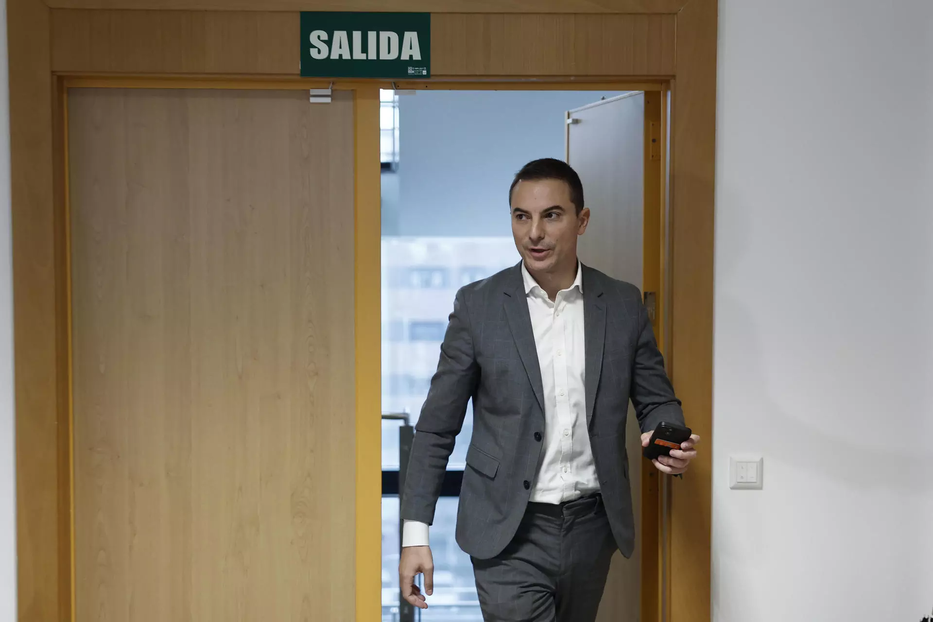 El secretario general del PSOE de Madrid, Juan Lobato, en la Asamblea de Madrid este martes. — Sergio Pérez / EFE