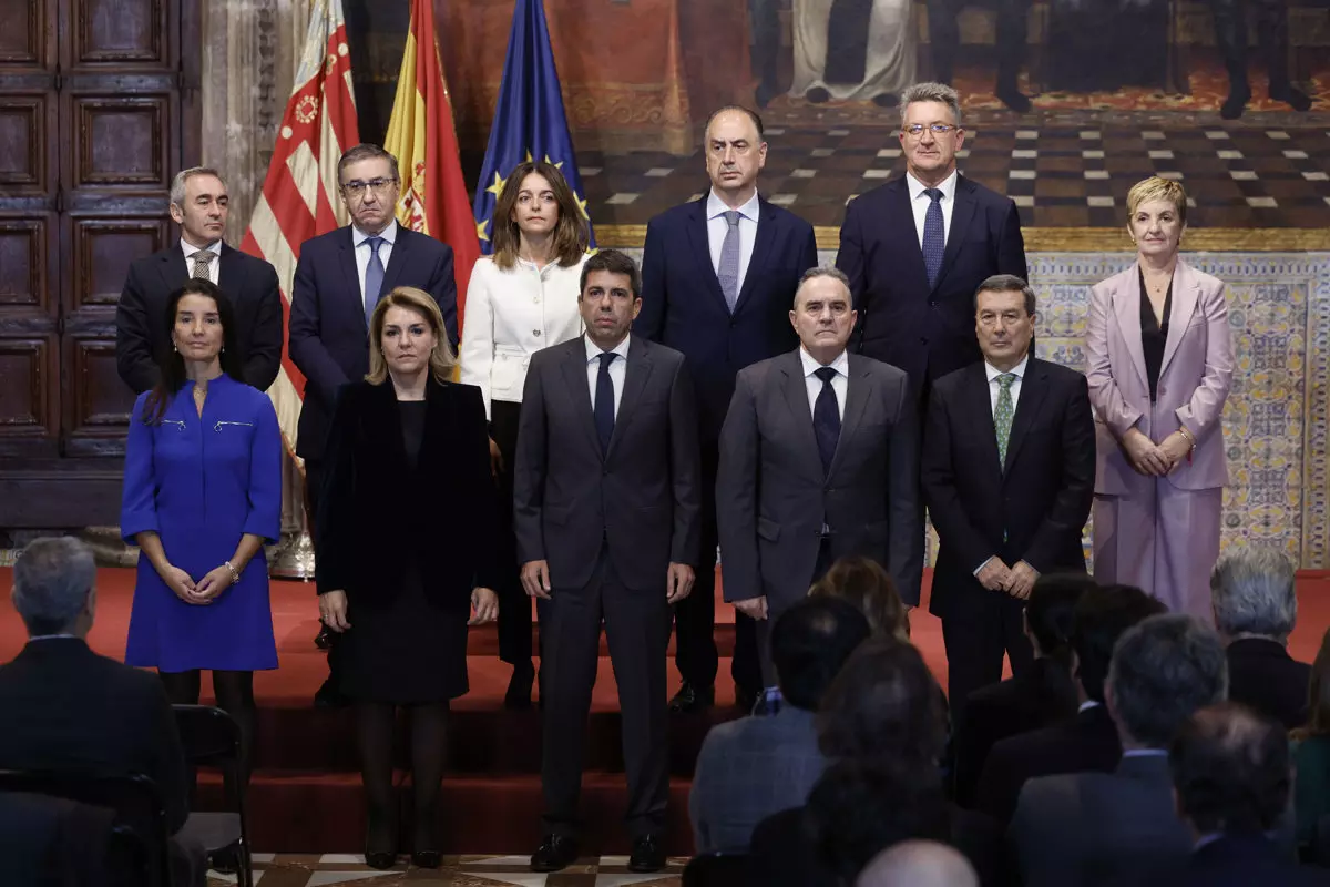 Foto de familia del nuevo Consell de la Generalitat Valenciana con Carlos Mazón al frente. — Kai Forsterling / EFE