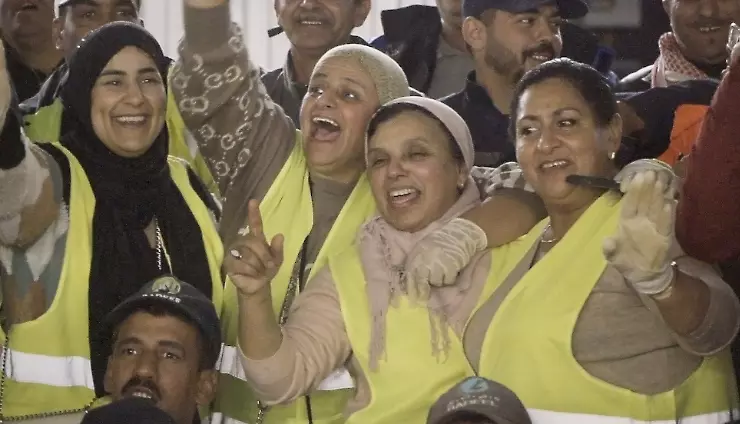 Personas riéndose durante una merienda de agradecimiento ofrecida por la organización a los 102 bomberos voluntarios de Marruecos. — Cedida