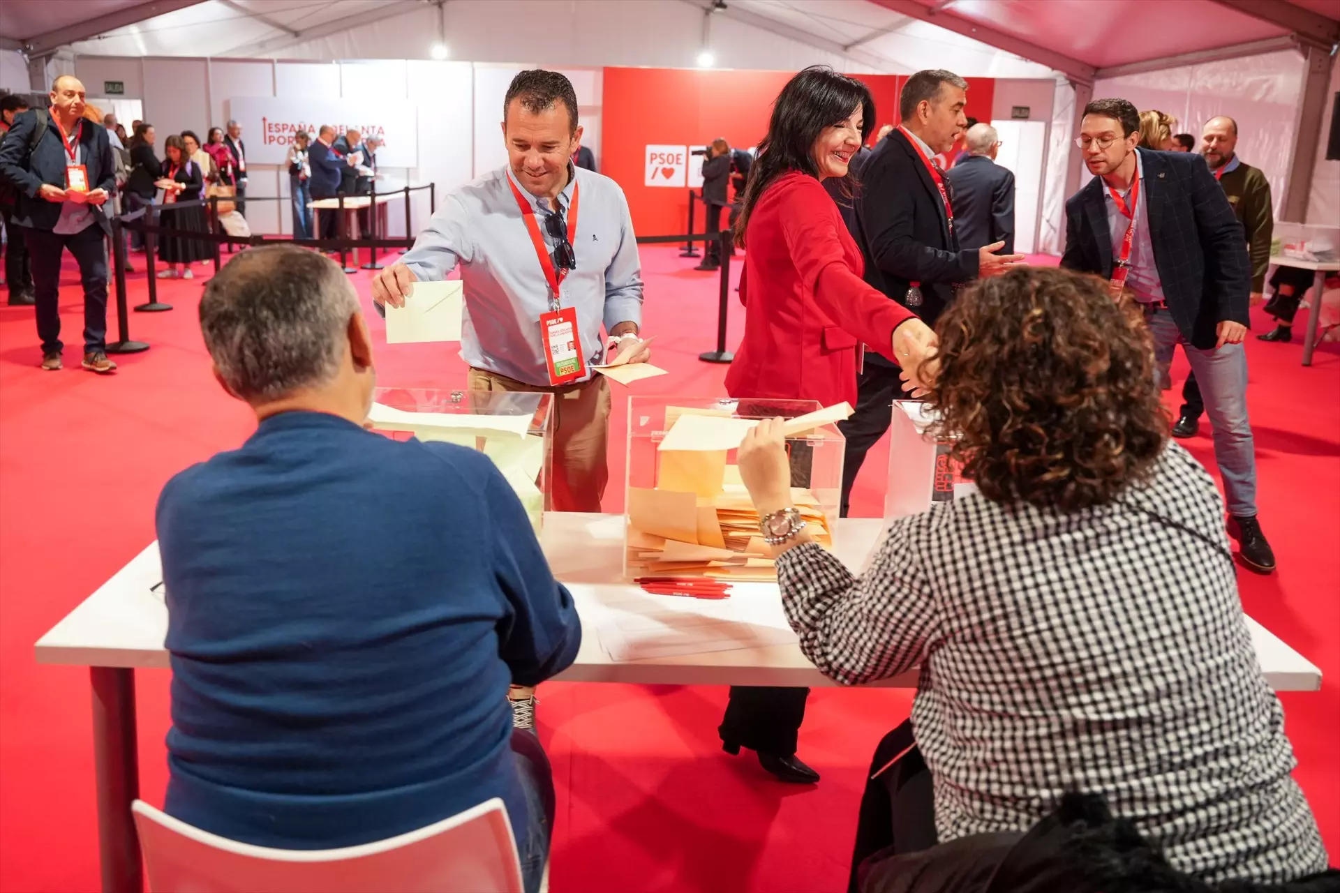 Delegados de PSOE ejercen su derecho al voto en el 41 Congreso Federal. — Francisco J. Olmo / Europa Press