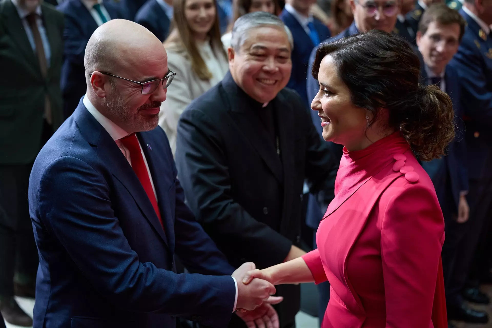 La presidenta de la Comunidad de Madrid, Isabel Díaz Ayuso saluda al delegado del Gobierno en la Comunidad de Madrid, Francisco Martín, a su llegada a los actos conmemorativos del 45º aniversario de la Constitución Española, en la Real Casa de Correos, a 4 de diciembre de 2023. — Jesús Hellín / Europa Press