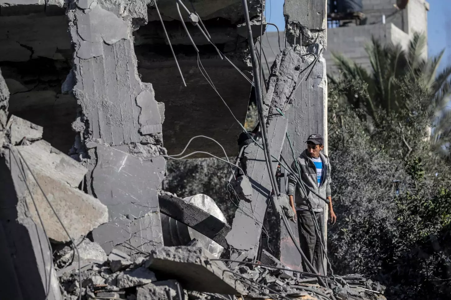 Un palestino inspecciona los escombros de su casa destruida tras un ataque aéreo israelí en Deir Al Balah, en el centro de la Franja de Gaza, 4 de diciembre de 2024. — Mohammed Saber / EFE