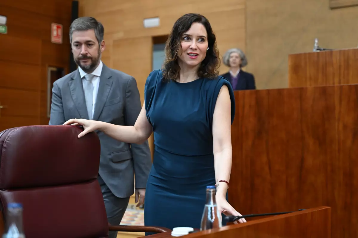 La presidenta de la Comunidad de Madrid, Isabel Díaz Ayuso, antes del comienzo del pleno de este jueves en la Asamblea de Madrid. — Fernando Villar / EFE