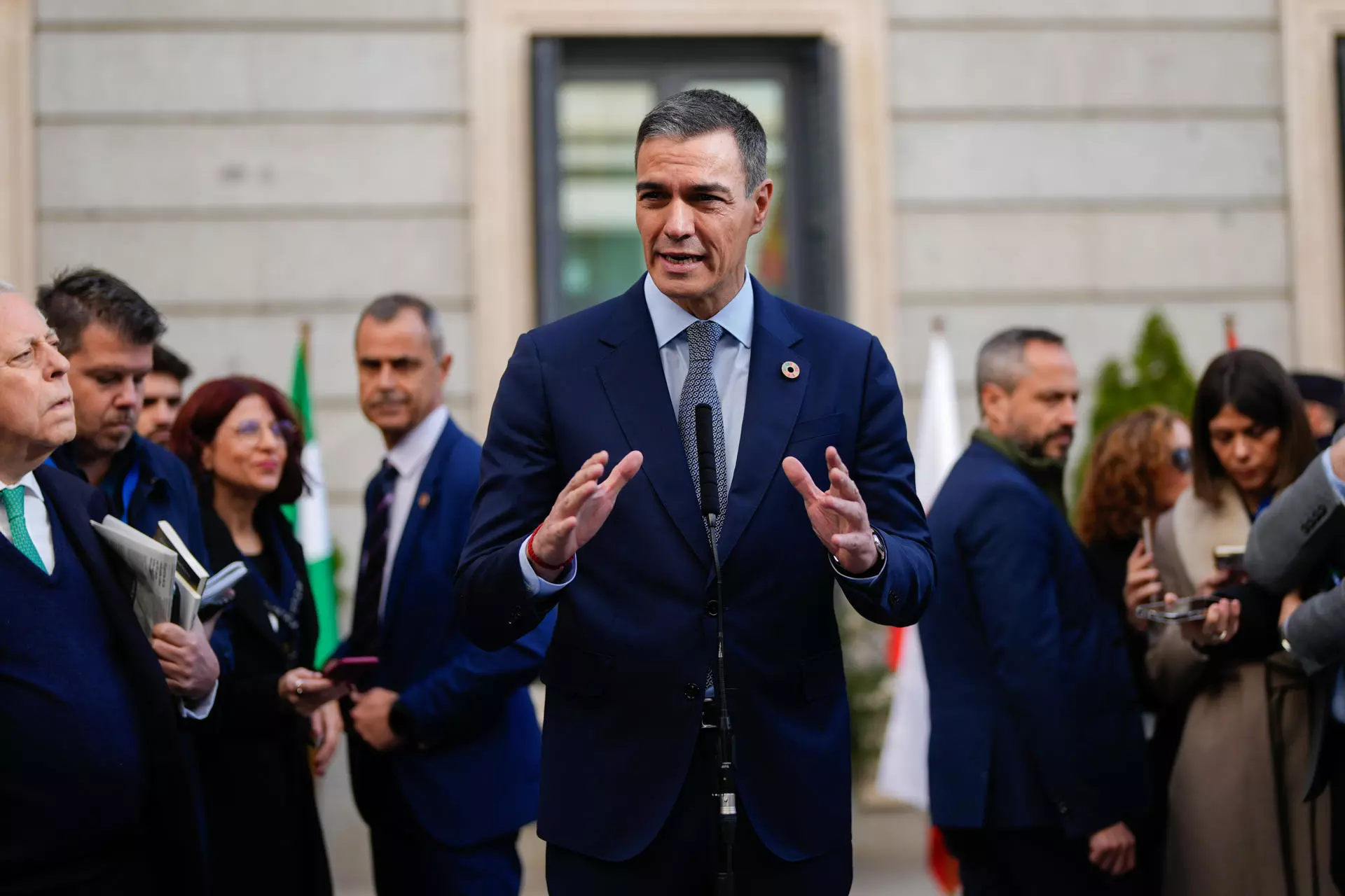 El presidente del Gobierno, Pedro Sánchez, se dirige a medios de comunicación a su llegada al Congreso de los Diputados con motivo de la celebración del Día de la Constitución. — Borja Sánchez-Trillo / EFE