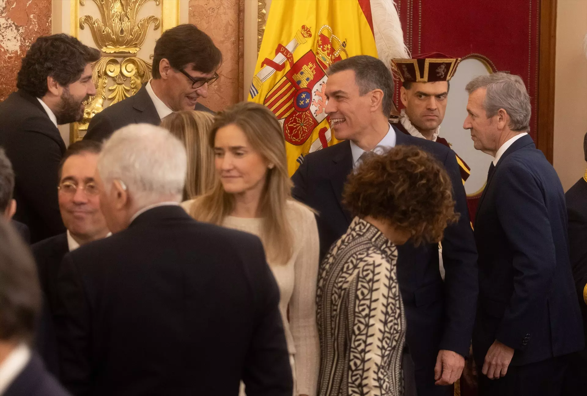 El presidente del Gobierno, Pedro Sánchez, saluda al president de Catalunya, Salvador Illa, y al presidente de la Región de Murcia, Fernando López Miras, este viernes en el Congreso. — Eduardo Parra / Europa Press