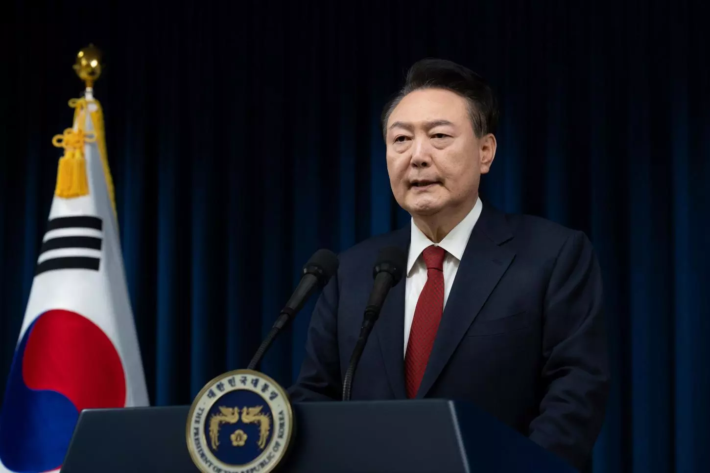 Imagen del presidente surcoreano Yoon Suk Yeol durante un discurso a la nación tras la aplicación de la ley marcial en el país. — South Korean Presidential Office / EFE