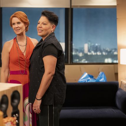 Cynthia Nixon, en el papel de Miranda Hobbes, y Sára Ramírez, como Che Díaz, en una escena de la segunda temporada de 'And Just Like That'. Imagen: HBO Max