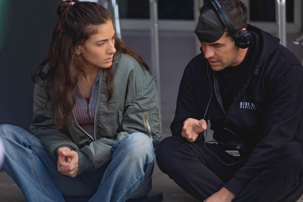 Mario Casas da instrucciones a Candela González durante el rodaje de 'Mi soledad tiene alas'. Foto: Warner Bros