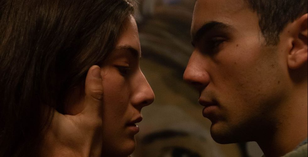 Candela González y Óscar Casas, en 'Mi soledad tiene alas'. Imagen: Warner Bros.