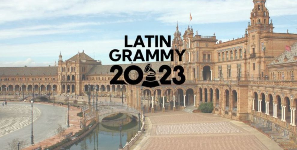Una foto de la plaza España de Sevilla con el logo de los Latin Grammy superpuesto.