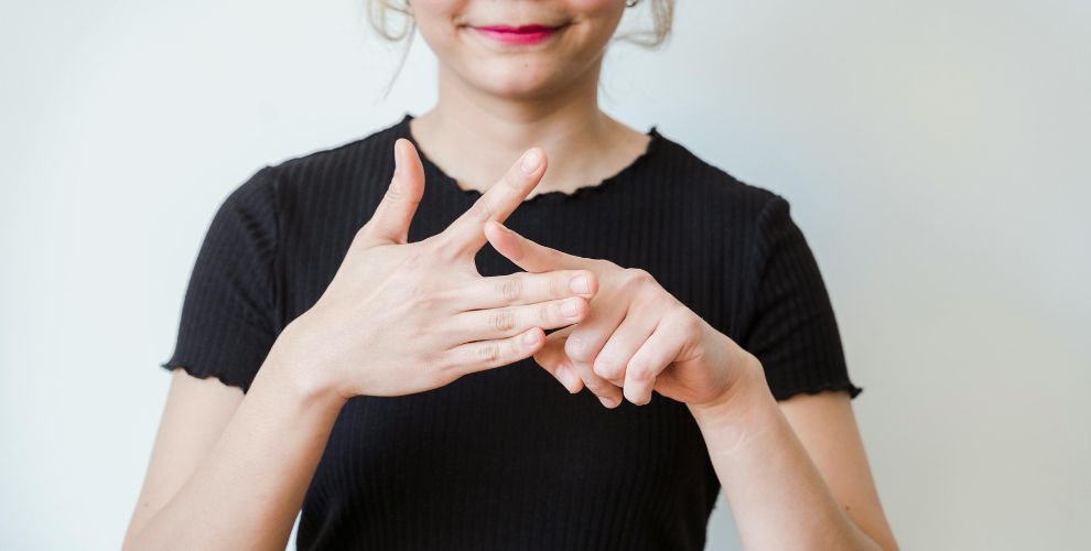 Una intérprete de lengua de signos. (Kevin Malik / Pexels)