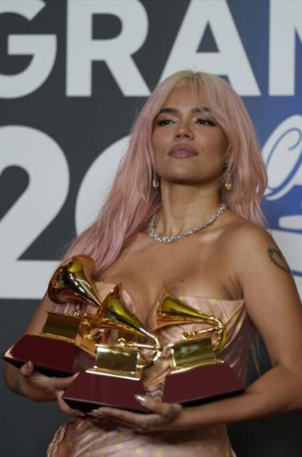 La cantante Karol G posa con los tres galardones que le han sido otorgados durante la gala de entrega de los Latin Grammy 2023. Joaquín Corchero / Europa Press