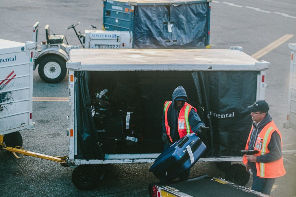 Equipaje en aeropuerto - Unsplash