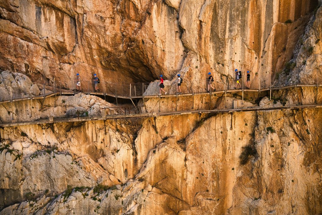 Personas recorriendo el Caminito del Rey