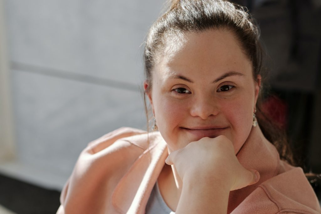 Una mujer con síndrome de Down - Fuente: Pexels