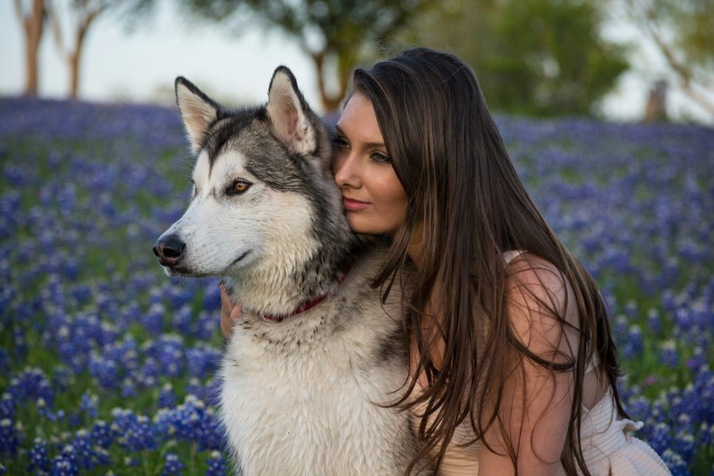 Mujer y husky